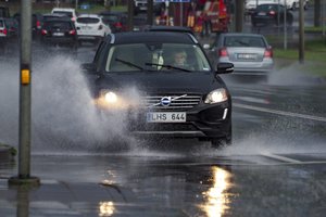 Piktinasi sustojusiu gatvių remontu Vilniuje: vairuotojai laužo automobilius, o pėstieji vaikšto išardytais šaligatviais