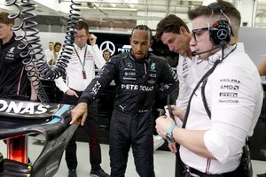 Po nesėkmingo sezono starto – L. Hamiltono priekaištai „Mercedes“: jie manęs neklausė