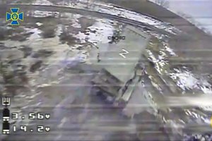 Unikalūs vaizdai: užfiksavo, kaip ukrainiečių dronas užpuola grėsmingąjį rusų termobarinį ginklą