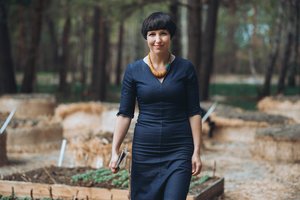 Į pajūrį persikrausčiusi mama įkūrė mokyklą miške: vaikai skaičiuoja kankorėžiais, o ne išmaniose lentose