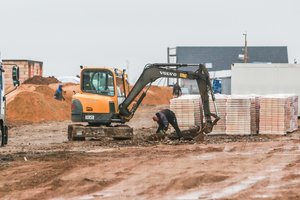 Tikinčius, kad namą šiemet pasistatys pigiau ekspertas aušina: yra rimtas trukdis statybas pradėti dabar