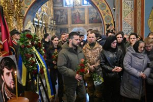 Tūkstančiai žmonių Ukrainoje į paskutinę kelionę išlydėjo legendinį šalies gynėją