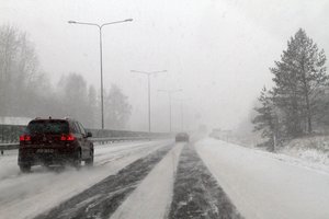 Nepaliaujamai drebiant sniegui, kelininkai perspėja: sudėtingiausios eismo sąlygos pietų Lietuvoje