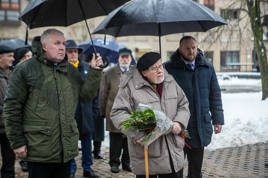 Gėlių padėjimo ceremonija prie Kovo 11-ajai skirto paminklo „Žinia“ Nepriklausomybės aikštėje. <br>Oresto Gurevičiaus (ELTA) nuotr.