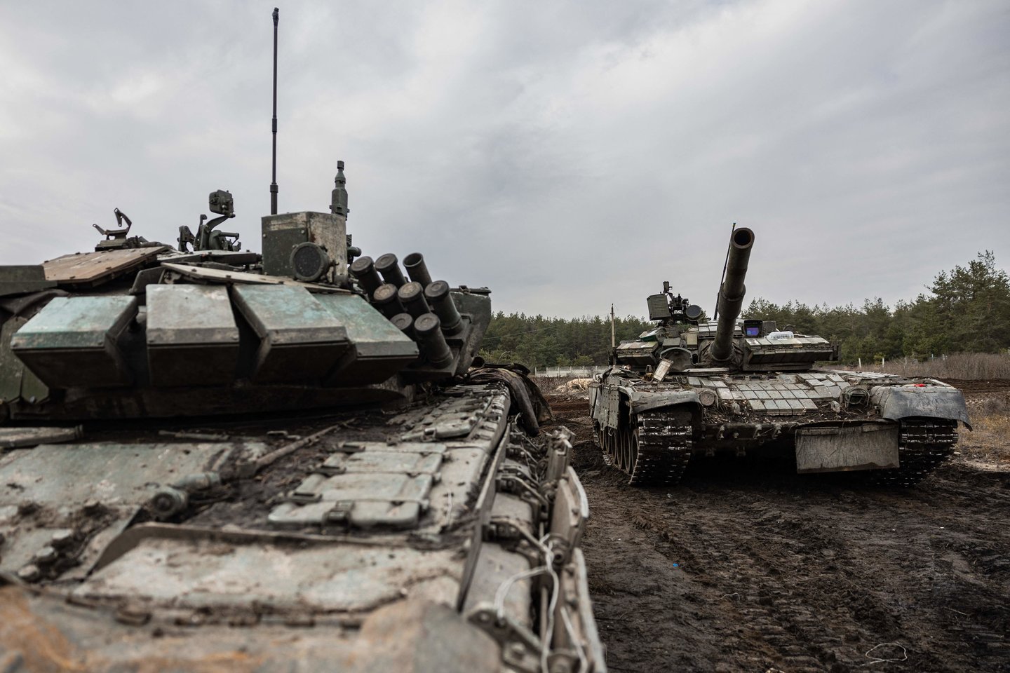 Ukrainos tankas T-80 (dešinėje) ir tankas T-72 (kairėje).<br>AFP/Scanpix nuotr.