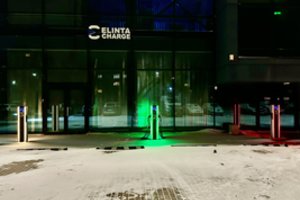 Trispalve mirgančios elektromobilių įkrovimo stotelės sulaukė netikėtos reakcijos