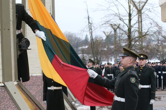 Trijų Baltijos valstybių vėliavų pakėlimo ceremonija Nepriklausomybės aikštėje Kovo 11-ąją.<br> R. Danisevičiaus nuotr.