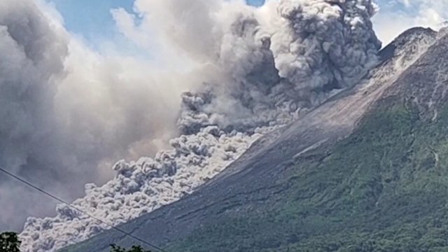 Indonezijoje išsiveržė vienas aktyviausių viso pasaulio vulkanų: gyvenvietes padengė pelenais