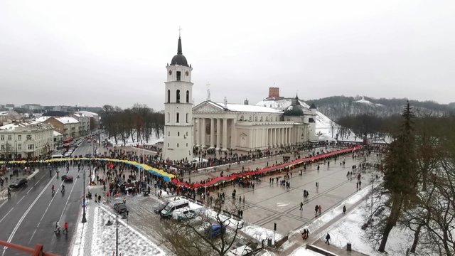 Nepaisant prasto oro, tūkstančiai patriotų susirinko į Kovo 11-osios eiseną: rankose – Lietuvos ir Ukrainos vėliavos