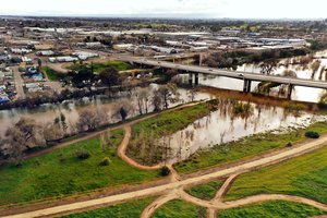 Per audrą Kalifornijoje žuvo mažiausiai du žmonės, pralaužta užtvanka
