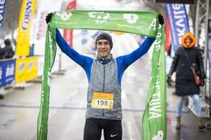 Tradiciniame šventiniame bėgime Jonavoje nugalėjo žinomi sportininkai