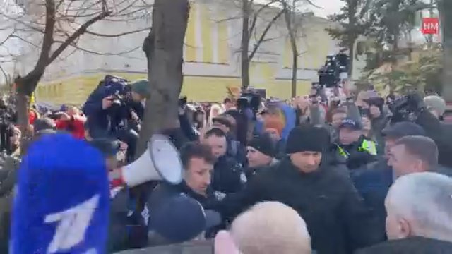 Moldovos sostinėje į gatves išėjo tūkstančiai prorusiškai nusiteikusių žmonių: pranešama apie suėmimus