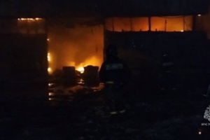 Prie Maskvos – didžiulis gaisras: liepsnose paskendo daugiau kaip 4 tūkst. kv. metrų plotas, įgriuvo pastato stogas