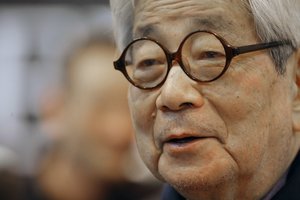 Sulaukęs 88 metų mirė Nobelio premijos laureatas japonų rašytojas  Kenzaburo Oe