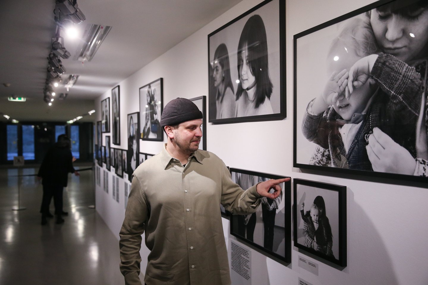 Fotografas Artūras Marozovas parodoje „Ne visi. Karo pabėgėlių portretai“.<br>R.Danisevičiaus nuotr.