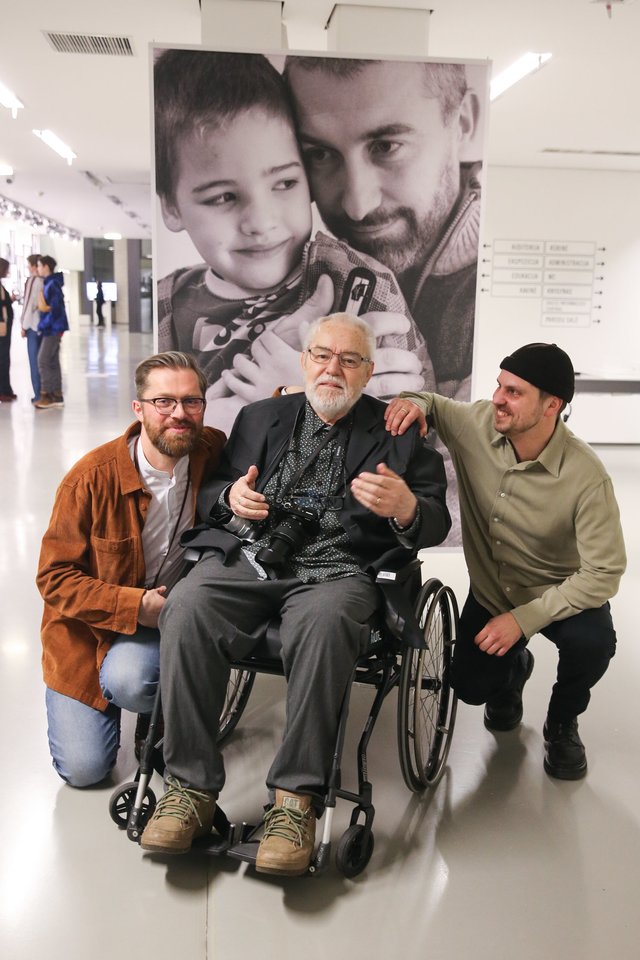 Fotografai Tadas Kazakevičius, Antanas Sutkus ir Artūras Morozovas parodoje „Ne visi. Karo pabėgėlių portretai“.<br>R.Danisevičiaus nuotr.