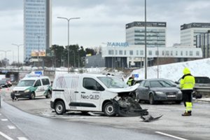 Masinė avarija Vilniaus vakariniame aplinkkelyje: 2 žmonės sužeisti, sudaužyti 4 automobiliai