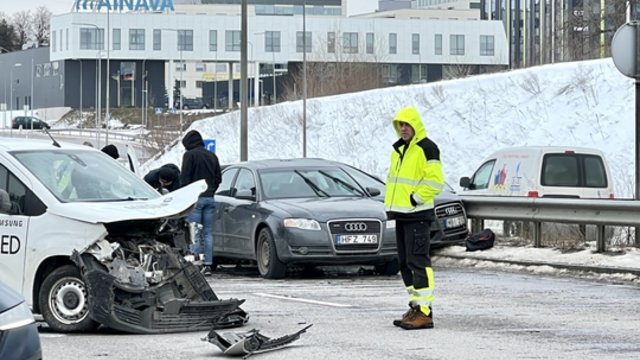 Vaizdai iš įvykio vietos: užfiksavo masinę avariją Vilniaus vakariniame aplinkkelyje