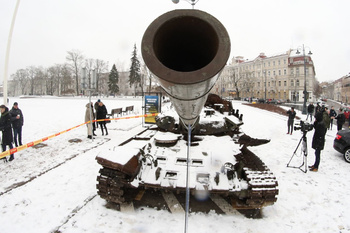 Katedros aikštėje eksponuojamas nukautas rusų tankas.<br>R.Danisevičiaus nuotr.