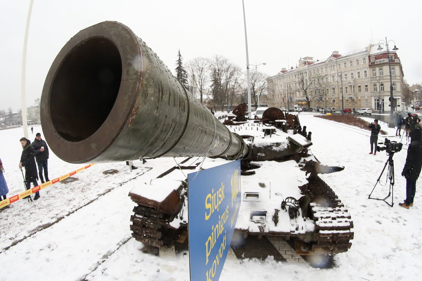 Katedros aikštėje eksponuojamas nukautas rusų tankas.<br>R.Danisevičiaus nuotr.