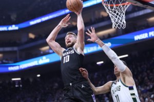 Domanto Sabonio trigubo dviženklio buvo per maža: „Kings“ arenoje karaliavo „Bucks“ monstrai