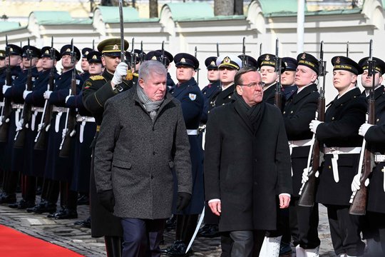 ​During his visit to Vilnius, German Defence Minister Borisas Pistorius made it clear that the Bundeswehr will defend NATO's eastern flank. However, Lithuania would like to see more German troops permanently stationed on its territory as a hedge against the Russian threat.