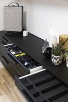 Darbui namuose vien tik stalo tikrai neužteks: susikurti jaukią darbo vietą padės net smulkmenos