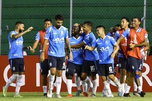 Futbolo cirkas Bolivijoje: vaizdo pakartojimus ilgai stebėjęs teisėjas pridėjo 43 minutes