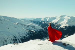 Atlikėja Agnė pristato Zakopanės kalnuose nufilmuotą klipą iš būsimo debiutinio albumo