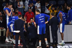 Atidėtose Eurolygos rungtynėse „Anadolu Efes“ krito į duobę, bet galiausiai palaužė „Real“ krepšininkus