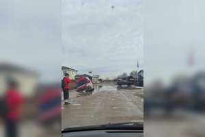 „Barboros“ vairuotojas pateko į klampią situaciją: mikroautobusas tiesiog susmego į duobę