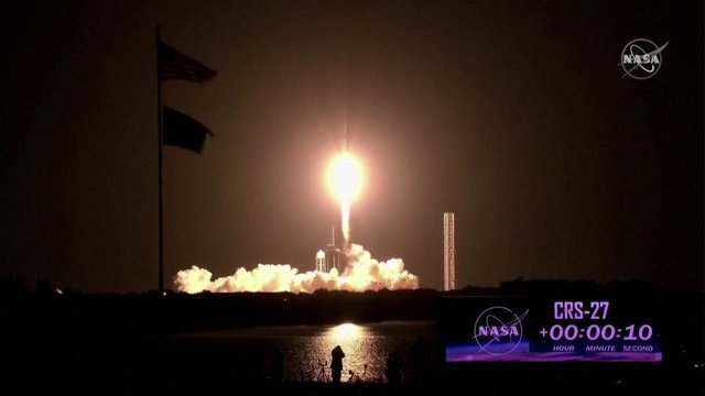 „SpaceX“ kapsulė keliauja į kosmosą: užfiksuoti dangų rausvai nudažę ugnies kamuoliai