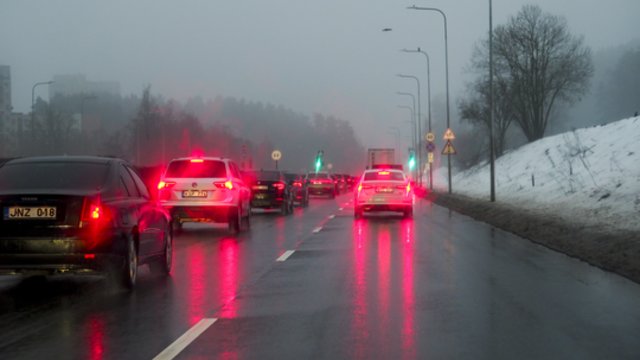 Vyraus nepastovus debesuotumas: sinoptikai prognozuoja trumpalaikį lietų ir šlapdribą