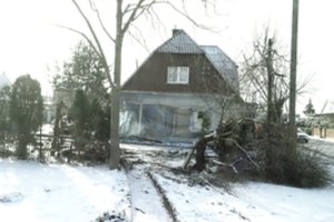 Per plauką nuo kraupios tragedijos: į namą įlėkus sunkiasvoriui vilkikui gelbėjo tik atsitiktinumas 