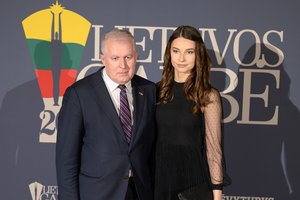 Po žvalgų pagyrų – ir vėl akiratyje atsidūrusi A. Anušausko žmona 