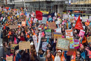 Jungtinę Karalystę paralyžiuoja masiniai streikai – darbą nutraukia šimtai tūkstančių žmonių