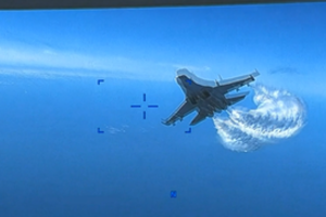 JAV paskelbė filmuotą medžiagą, kurioje užfiksuotas Rusijos naikintuvo susidūrimas su dronu