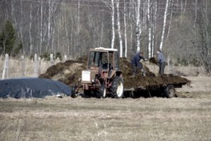 Primena: jei žemė užtvindyta, įmirkusi, įšalusi ar apsnigta, mėšlą ir srutas skleisti draudžiama ir po kovo 20-osios