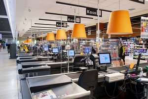 Pernykščiai iššūkiai tebešokdina prekybą