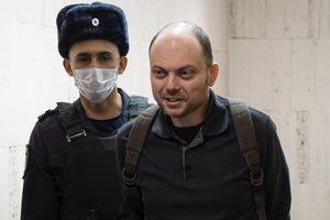 Kremliaus kritikas V. Kara-Murza sunkiai serga ir negali dalyvauti teismo posėdyje, pranešė advokatas