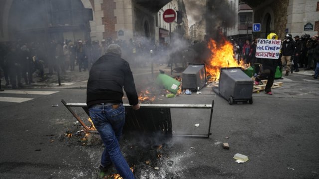 Protestai Prancūzijoje virto riaušėmis: dega automobiliai, policija naudoja ašarines dujas ir vandens patrankas