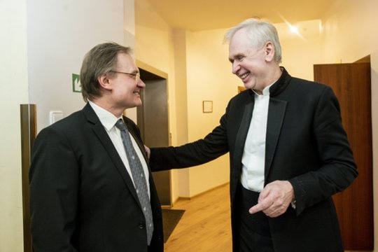  Koncerto „LVSO pristato: Vilniui 700“ scena ir užkulisiai. G.Rinkevičius ir R.Šervenikas (kairėje).<br> D. Matvejevo nuotr.