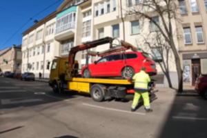 Skelbia sąrašą automobilių, kuriuos ragina kuo greičiau patraukti: kitu atveju, jie bus nuvežti priverstinai