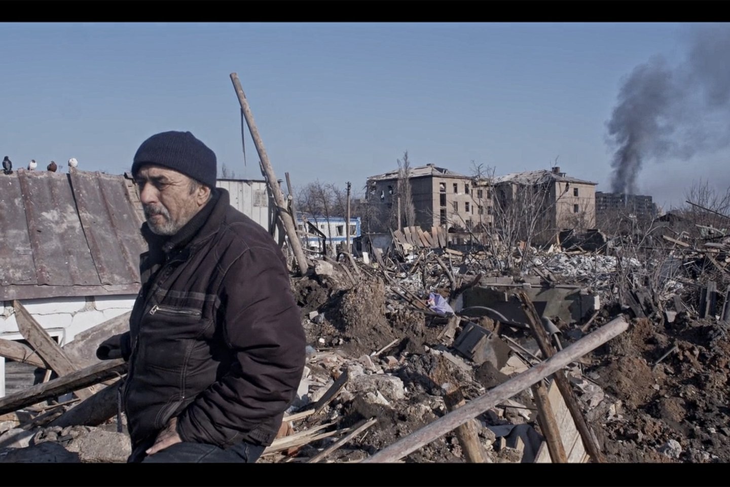 Kanų festivalio specialųjį dokumentinio kino prizą pelnęs ir geriausiu dokumentiniu filmu Europos kino apdovanojimuose pripažintas „Mariupolis 2“ yra antrasis M.Kvedaravičiaus filmas apie karo išgyvenimus šiame mieste.