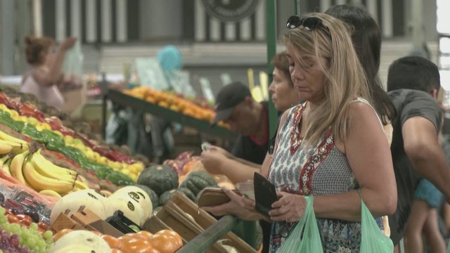 Dėl augančių kainų argentiniečiai gyvena nuo dienos iki dienos – parduotuvėse ieško pigiausių prekių
