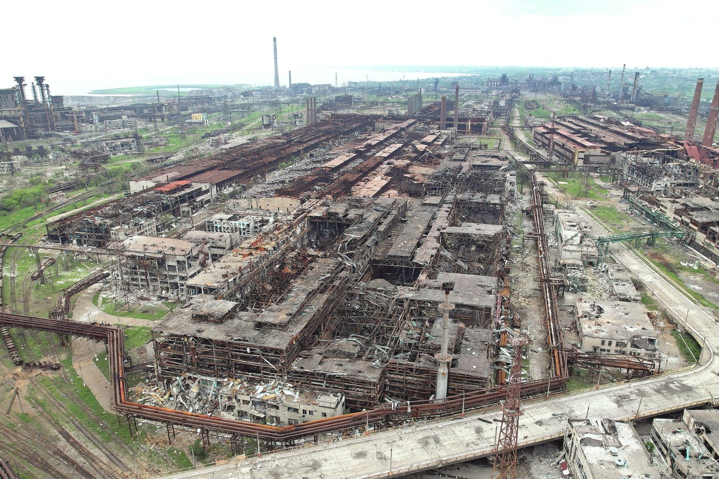 „Azovstal“ metalurgijos kompleksas po kelias savaites trukusių mūšių buvo visiškai suniokotas.<br>„Reuters“/„Scanpix“ nuotr.