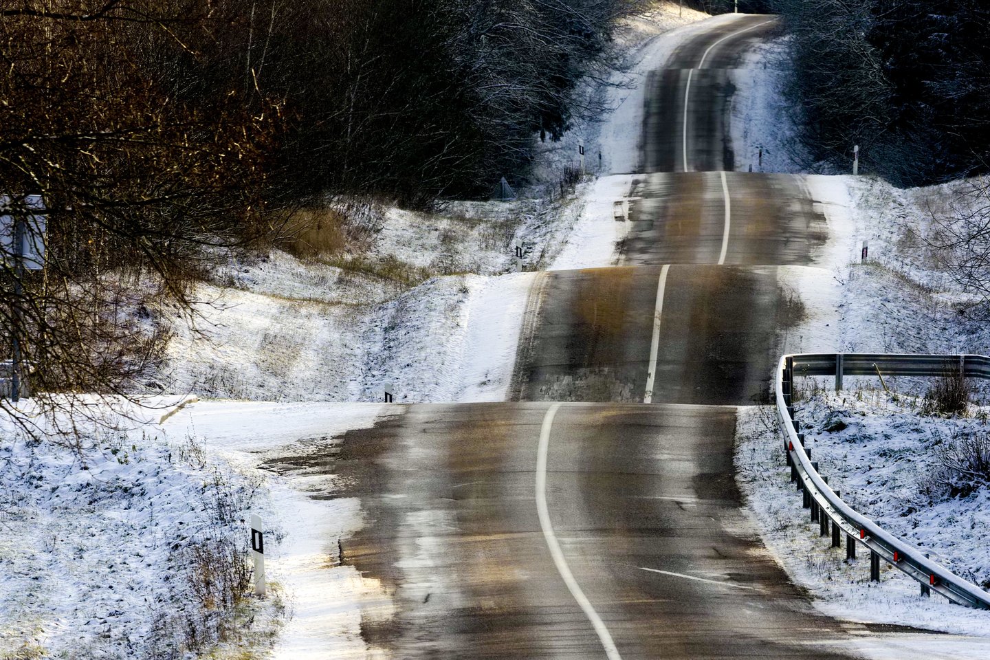 Mažesnio eismo intensyvumo rajoniniuose keliuose vietomis vis dar išlieka pažliugusio ar prispausto sniego provėžos.<br>V.Ščiavinsko nuotr.