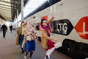 Emocijų kupina kelionė: šeštadienį traukinius užplūdo juokas ir raudonos nosys