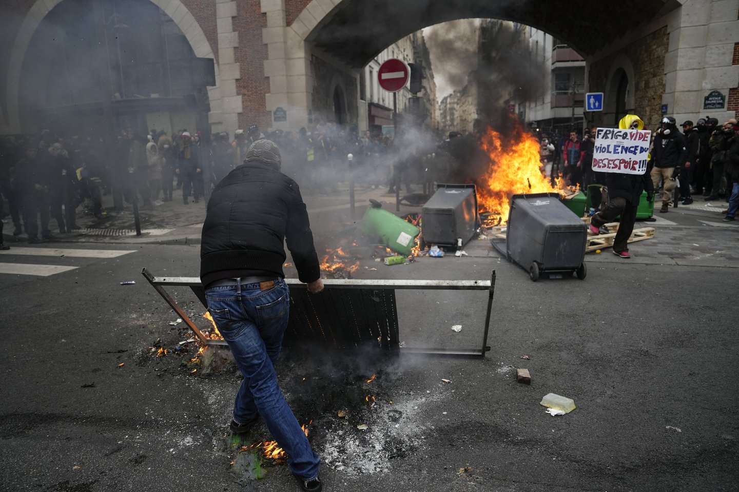 Prancūzijoje protestuotojai.<br>AP/Scanpix nuotr.