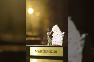 Menininkas įamžino Ukrainos gynėjus: miniatiūrinė skulptūra vaizduoja ir žuvusį M. Kvedaravičių